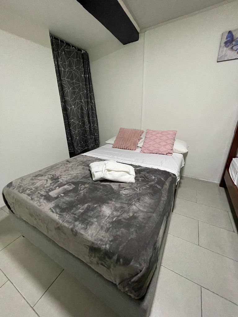 GURUS FR | Habitación para Grupos: Cómoda, Baño Privado