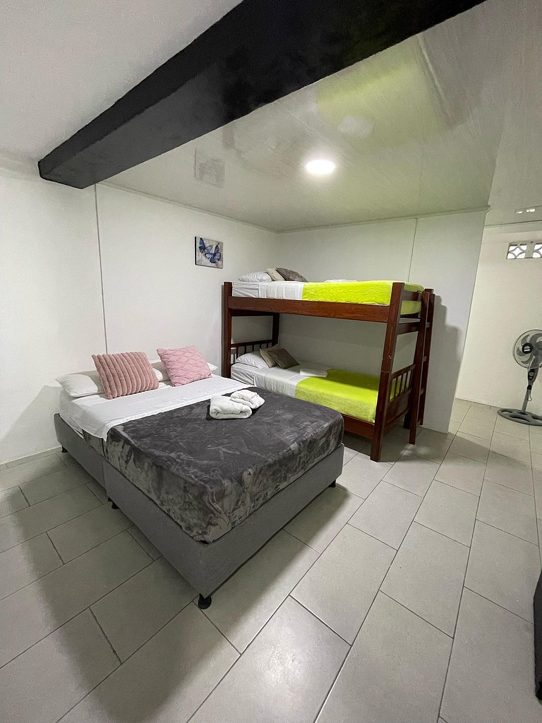 GURUS FR | Habitación para Grupos: Cómoda, Baño Privado