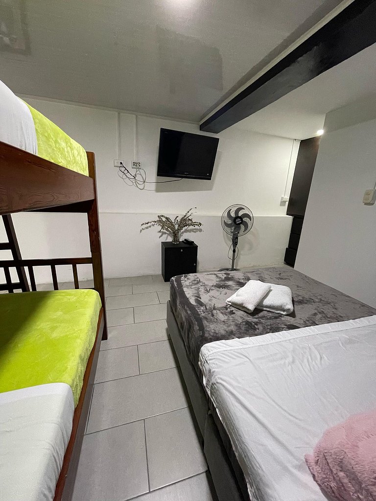 GURUS FR | Habitación para Grupos: Cómoda, Baño Privado